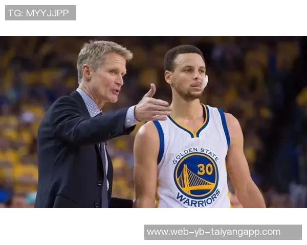 科尔透露库里缺席训练但与队友共同观看比赛录像积极参与备战 科尔透露库里缺席训练但与队友共同观看比赛录像积极参与备战