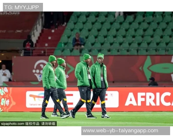 刘洋与张玉宁黄政宇等国足队友新年首训合影分享训练时光